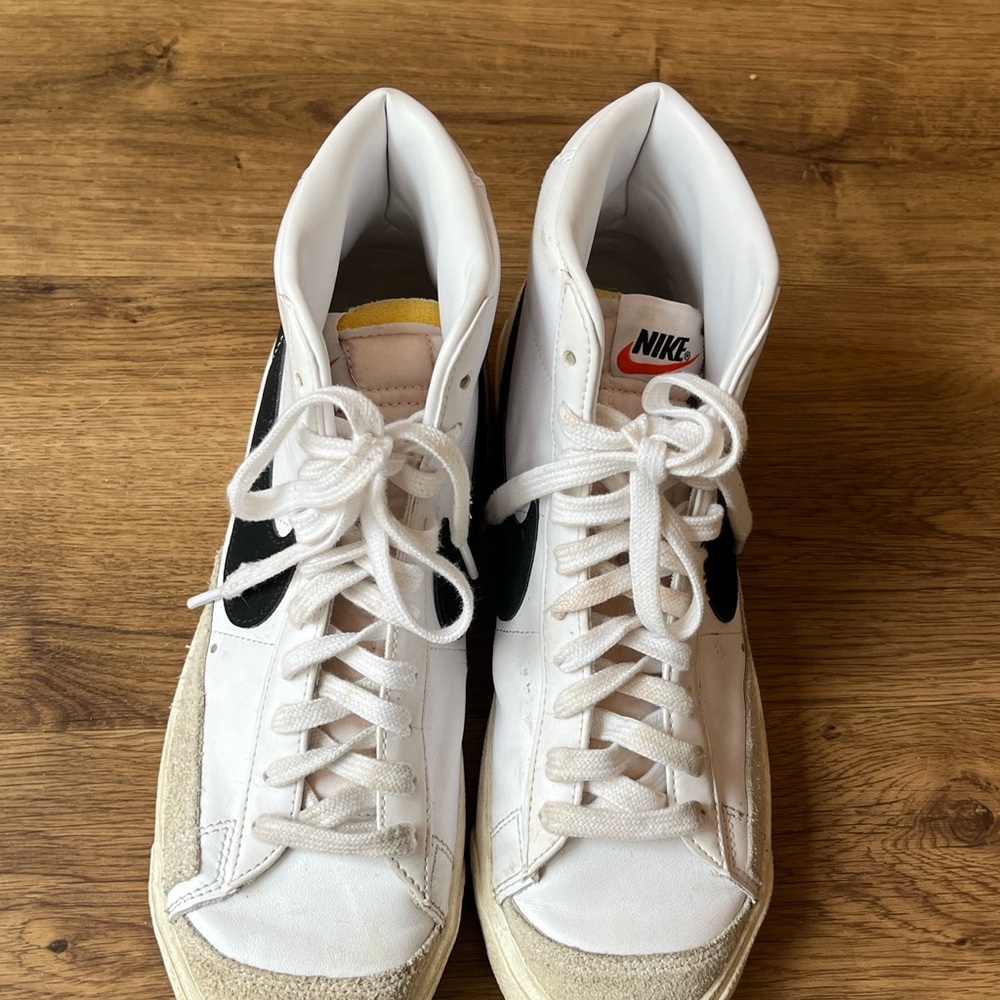 Nike White and Black Sneakers